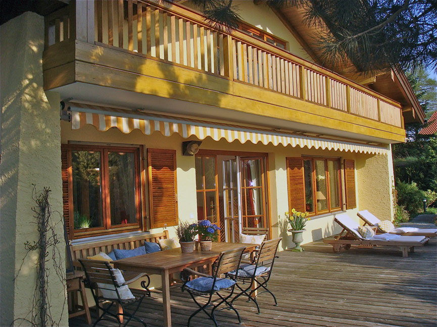 Entspannen Sie in der Sonne auf Balkon oder Terrasse im Ferienhaus am Chiemsee!